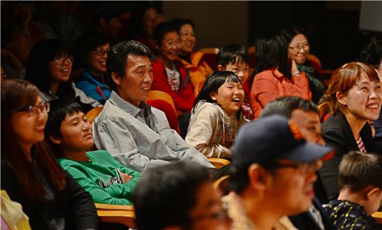 지난 5일 대학로 웃찾사스투홀에서 열린 아시아경제 '웃음바이러스' 캠페인 공연에 온 관객들이 개그맨 정종철의 특강을 들으며 활짝 웃고 있다.