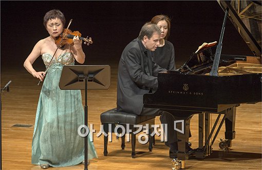 바이올린의 거장 정경화(왼쪽)와 피아니스트 케빈 케너(가운데)가 열정적인 연주를 하고 있다. 