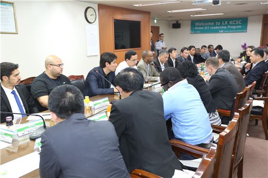 [포토]18개 개발도상국 공무원들 LX공사 방문