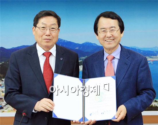 서재홍 조선대학교 총장(왼쪽)은 9일 완도군청 상황실에서 김종식 완도군수와 ‘2014 완도국제해조류박람회’ 성공 개최를 위한 협약을 체결하고 기념촬영을 하고 있다.
