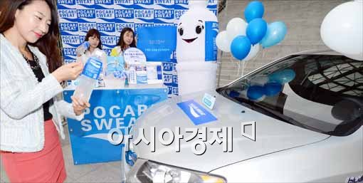 [포토]분리라벨 선보이는 동아오츠카 직원들