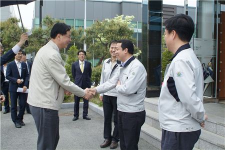 ▲노대래 공정거래위원장이 9일 대전 테크노밸리를 현장방문해 벤처기업인과 악수를 나누고 있다.
