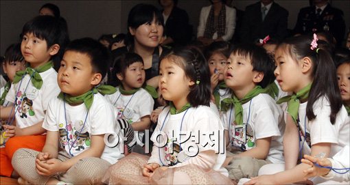 [포토]심각한 표정으로 연극보는 아이들
