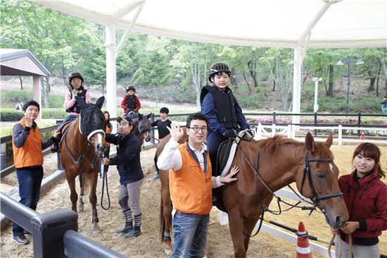 [포토] 한화생명, 장애아동 초청 체험승마 행사 열어