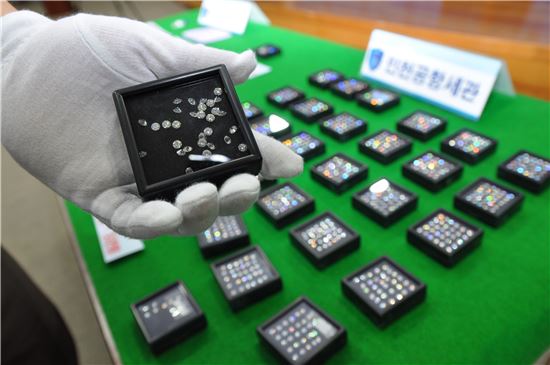 항문에 다이아몬드 삽입 밀수입자 붙잡아