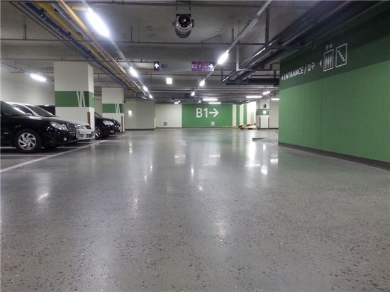 나노 플레이트 폴리싱공법으로 시공한 지하주차장 바닥. 콘크리트가 대리석으로 만들어진 효과를 낸다.