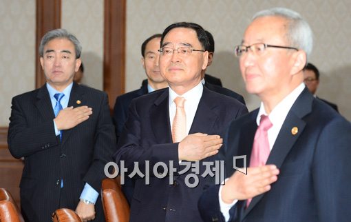 [포토]임시국무회의 참석한 정홍원 총리 