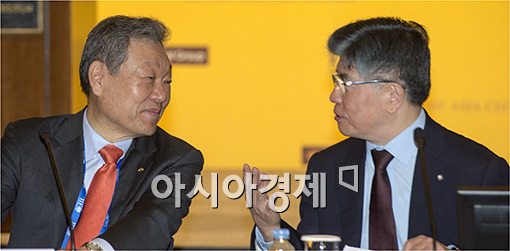 [포토]어윤대 KB회장 만나는 김중수 총재