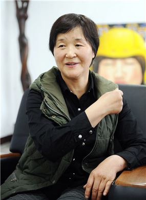 고희(古稀)에  전국학생미술실기대회 참가한 윤기숙 씨