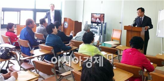 이범욱 함평수도관리단장이 지역민들에게 인사말을 하고 있다. 