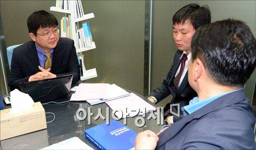 [포토]불공정피해 상담센터 개소, 상담 받는 시민