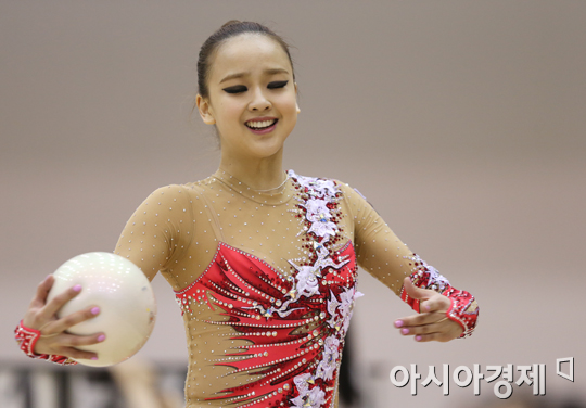 손연재, 아시아선수권 중간 순위 1위…첫 18점 돌파