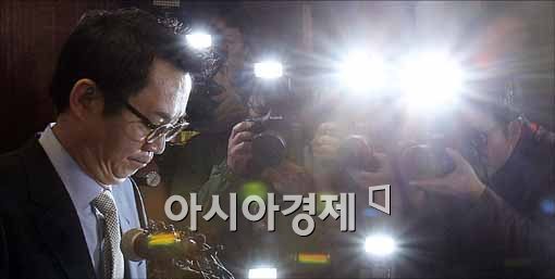 [포토]플래쉬 세례 받는 윤창중