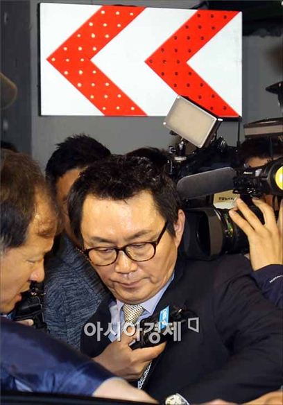 ▲ 박근혜 대통령의 방미 기간 인턴 여직원을 성추행했다는 의혹을 받고 있는 윤창중 전 청와대 대변인이 11일 기자회견장에서 취재진에 둘러싸여 있다.  