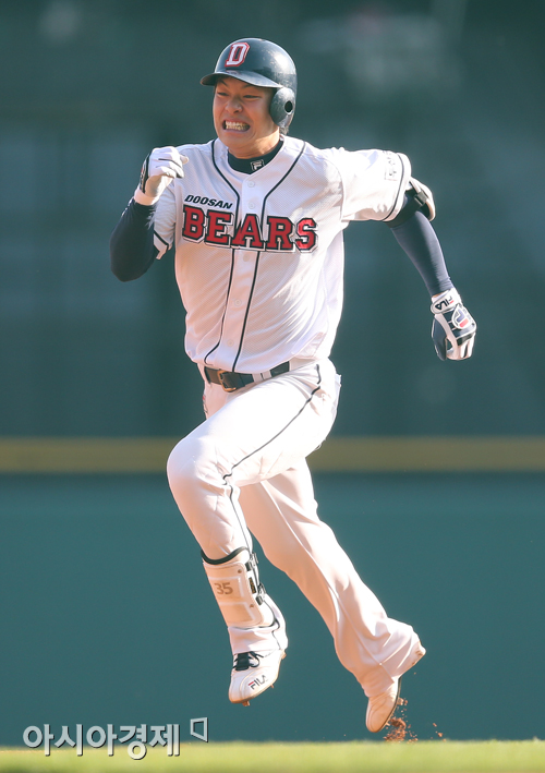 [포토] 역주하는 민병헌 '이를 악물고'