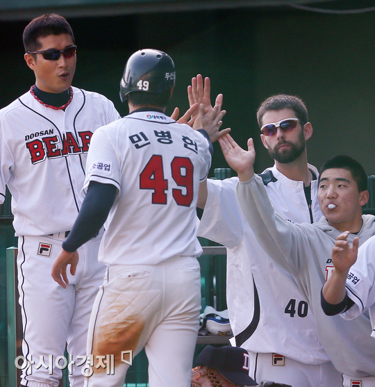 [포토] 민병헌 홈인 '시작이 좋다~'
