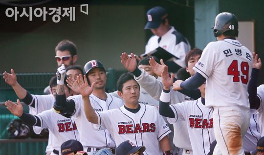 [포토] 민병헌 '발로 만든 선취점~'