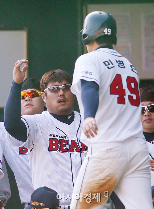 [포토] 최준석 '민병헌, 나가자마자 들어오네'