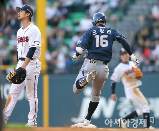 [포토] 모창민 '허 찌르는 번트 안타!'