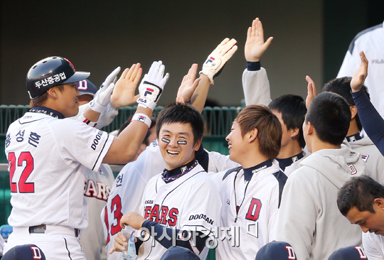 [포토] 홍성흔 '한 명 불러들였어'