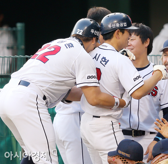 [포토] 손시헌 '홍성흔 백허그에 화들짝?'