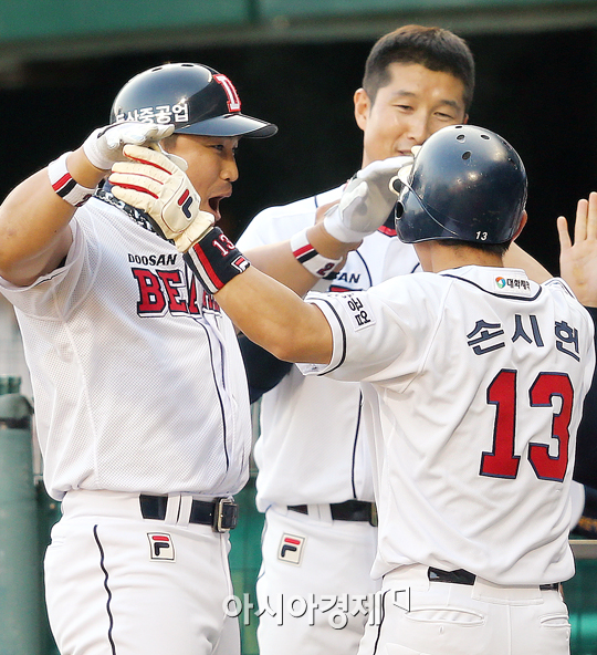 [포토] 홍성흔-손시헌 '추가점 합작 기쁨'