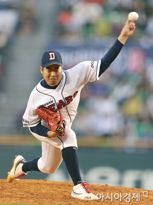 [포토] 유희관 '두 눈 질끈 감고'