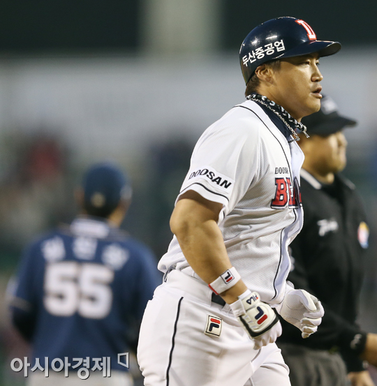 [포토] 홍성흔 '김진성 상대로 투런홈런!'