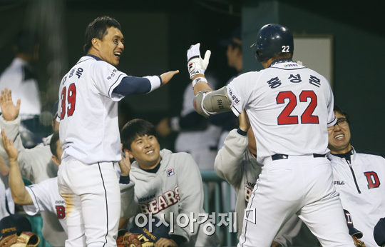[포토] 홍성흔 투런 홈런에 기뻐하는 두산 선수들