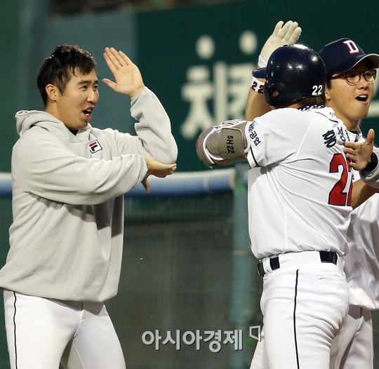 [포토] 유희관-홍성흔 '울트라빔 뾰로롱'