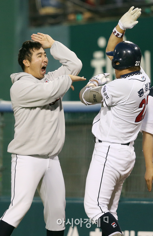 [포토] 유희관-홍성흔 '울트라맨 포즈~'