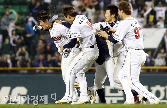 [포토] 민병헌 끝내기 결승타!