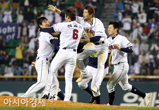[포토] 민병헌 '내가 끝냈어!'