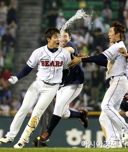 [포토] 유희관 '끝내기 민병헌에 물폭탄 세례~'