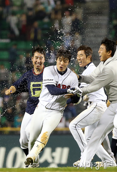 [포토] 끝내기 결승타 민병헌 '살려주세요'