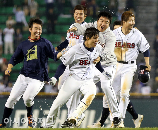 [포토] 민병헌 끝내기!