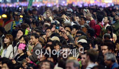 [포토]연등축제 즐기는 시민들