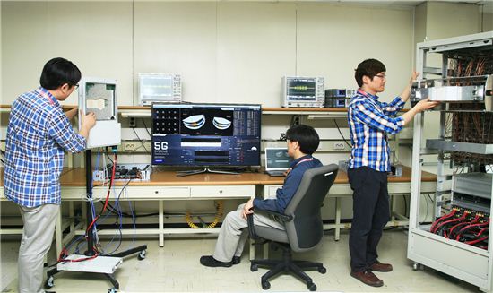 삼성전자가 5세대(5G) 이동통신 환경에서 데이터를 송·수신할 수 있는 핵심 기술을 세계 최초로 개발한 가운데 삼성전자 수원 디지털시티 DMC연구소에서 연구원들이 5세대(5G) 이동통신 송·수신 기술을 시험 중이다.
