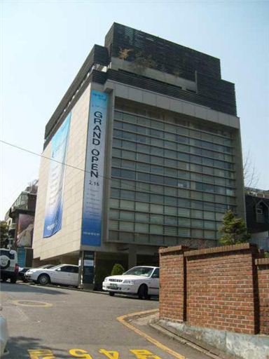 신동엽이 10년 이상 보유하고 있는 서울 강남구 청담동 소재의 빌딩 외관