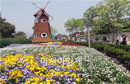 [포토]붐비는 곡성 기차마을 장미공원 