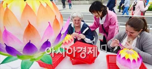 [포토]외국인 연등 만들기 대회