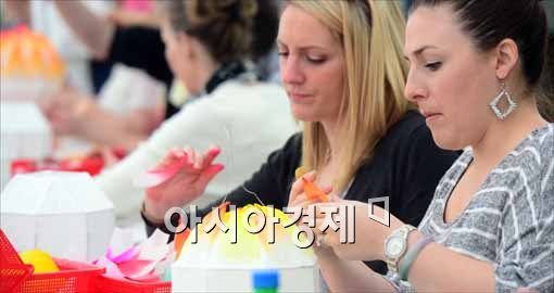 [포토]신중한 표정으로, 외국인 연등 만들기