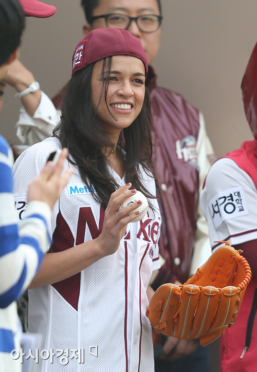 [포토] 넥센 홈경기 시구 나선 미셸 로드리게스