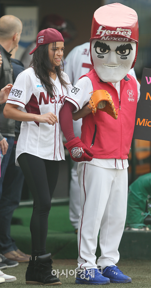 [포토] 넥센 시구자 미셸 로드리게스 '턱돌이와 팔짱~'