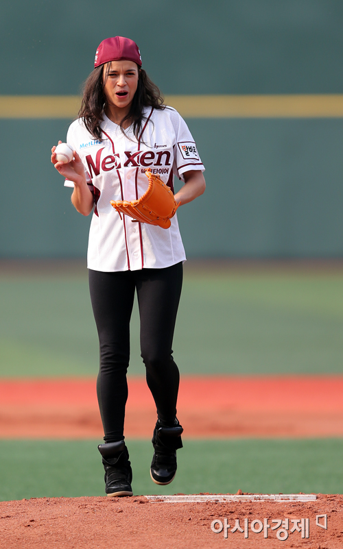 [포토] 미셸 로드리게스 '마운드 위에서 시구합니다'