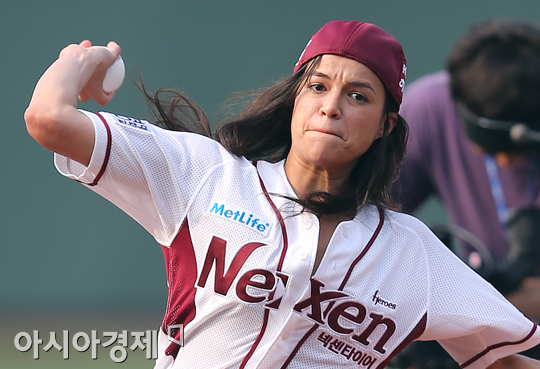 [포토] 미셸 로드리게스 '파워풀 시구!'