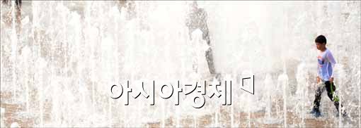 [포토]서울시청 분수대에서 물놀이 중
