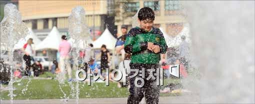 [포토]시원한 물줄기 속