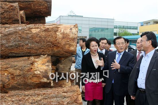 [포토]박준영 전남지사,  세원목재 방문