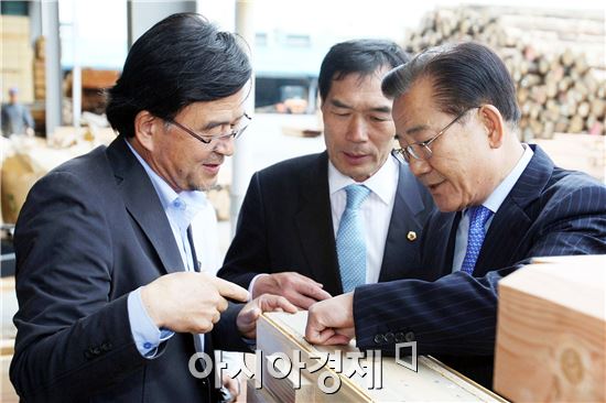 [포토]박준영 전남도지사, 한옥시공 및 목재 가공업체 방문